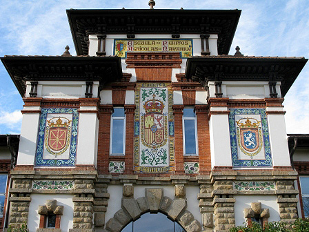 Villava. Palacio del Congreso Nacional de Viticultura. Detalle de la decoración cerámica