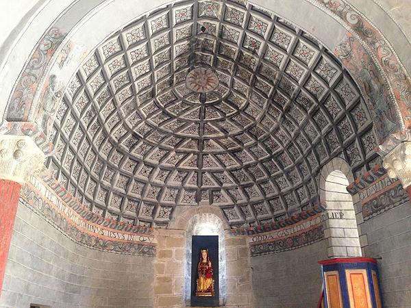 Casetones e inscripción de la capilla mayor de la iglesia de Vesolla