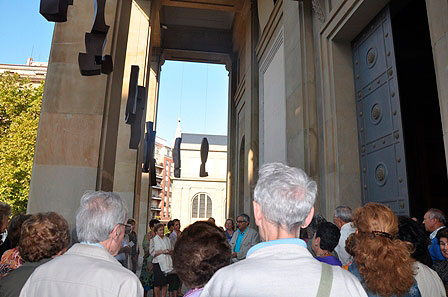 El inicio de la visita a la exposición de Carlos Ciriza tuvo lugar en el exterior de la Sala de Exposiciones