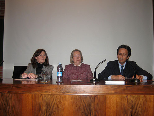 Clausura del ciclo. De izquierda a derecha:  Dª Teresa González-Camino Meade,  Dª María Concepción García Gainza, y D. Ricardo Fernández Gracia 
