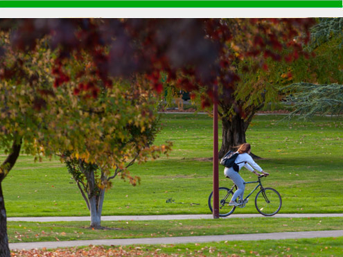 Alumna en bici por el campus de Pamplona