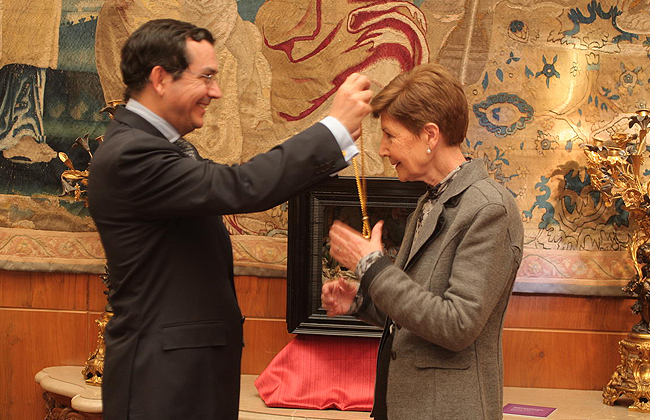 Medalla de Oro a María Teresa Igúzquiza