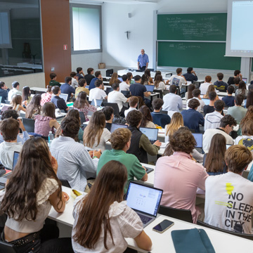 Grado en Derecho + Diploma en Business and Economics Program