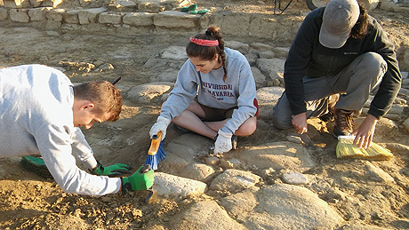 Trece estudiantes de la Universidad llevan a cabo excavaciones en la ciudad romana de Los Bañales