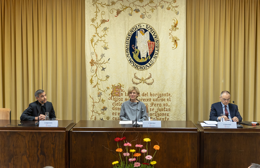 De izda. a dcha., Gregorio Guitián, decano de la Facultad de Teología; María Iraburu, rectora de la Universidad; y Pierluca Azzaro, director ejecutivo y responsable de las relaciones institucionales y culturales de la Fundación Vaticana Joseph Ratzinger