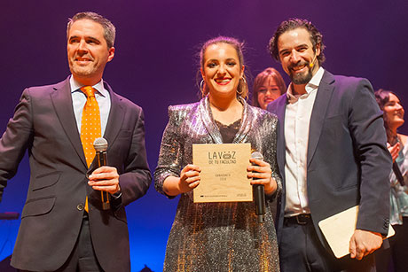 Jaime García del Barrio, director general del Museo; la ganadora; y Jacobo Muñoz, de Jana Producciones y presentador de la gala final.