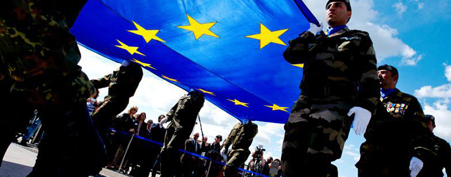 Soldados llevando la bandera de la Unión Europea frente a las instituciones comunitarias, en 2014 