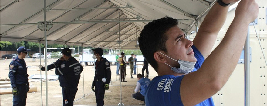 Personal de ACNUR construyendo una carpa para refugiados venezolanos en la ciudad colombiana de Cúcuta [ACNUR]