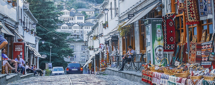 Población turística en el distrito de Gjirokastër, al sur del Albania [Pixabay]