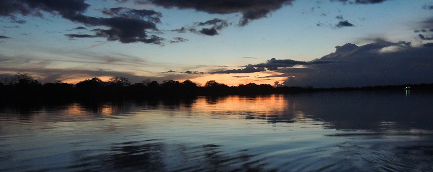 Puesta de sol en el río Amazonas, en Brasil [Pixabay]