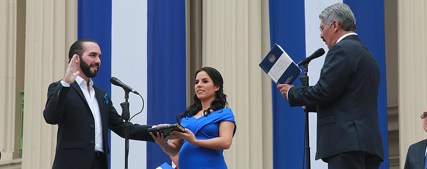 Juramentación de Nayib Bukele como presidente, en junio de 2019, junto a su esposa, Gabriela Rodríguez [Presidencia de El Salvador]