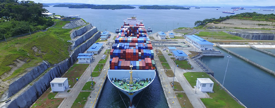Portacontenedores de la naviera china COSCO, haciendo el tránsito número 2.000 en el Canal ampliado, en septiembre de 2017 [Canal de Panamá]