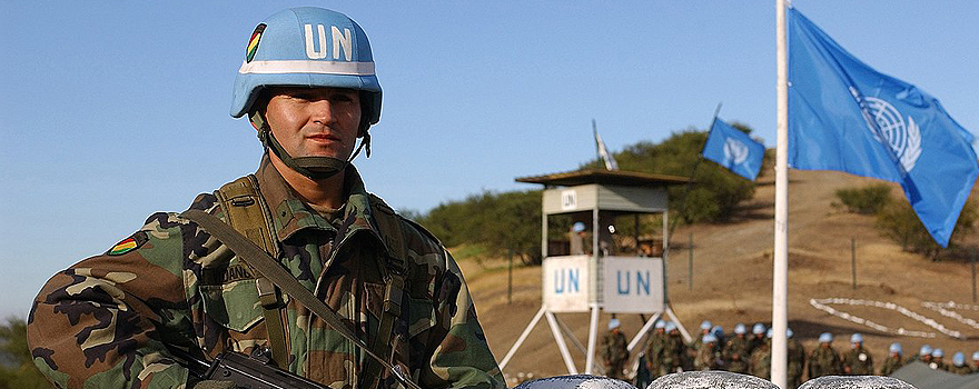 Soldado boliviano en unos ejercicios de entrenamientos para misiones de paz de la ONU, en 2002 [Wikipedia]