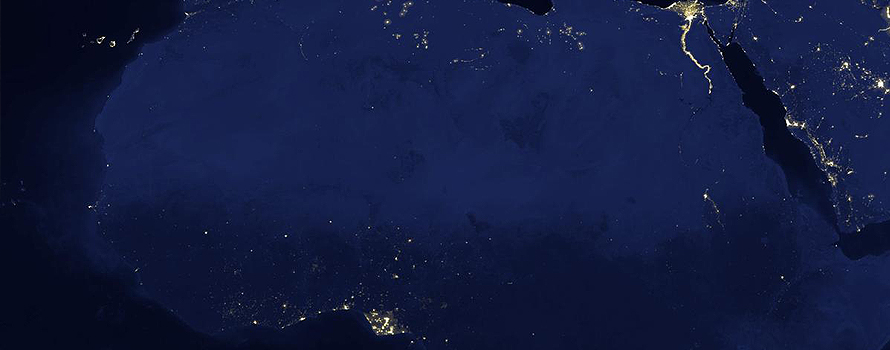 El área de luz en la parte inferior de la imagen satelital corresponde a las instalaciones petrolíferas del Delta del Níger
