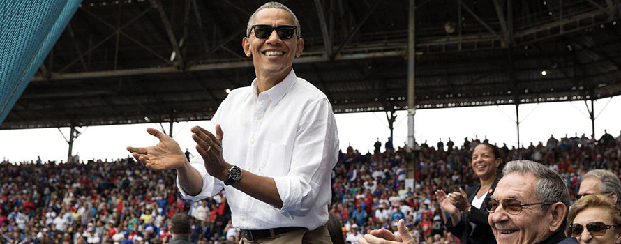 Barack Obama y Raúl Castro, en el partido de béisbol al que acudieron durante la visita del presidente estadounidense a Cuba, en 2016 [Pete Souza/Casa Blanca]