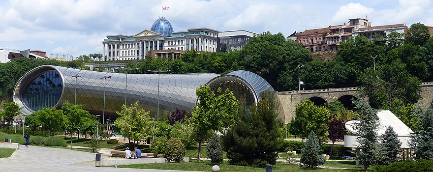 Vista de Tiblisi, la capital de Georgia, con el palacio presidencial al fondo [Pixabay]