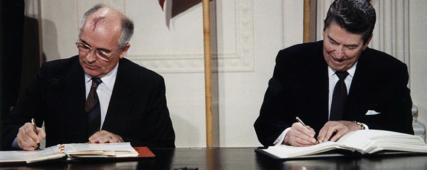 Mikhail Gorbachev and Ronald Reagan at the signing of the INF Treaty, in 1987