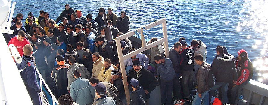 Traslado de inmigrantes llegados del norte de África a la isla italiana de Lampedusa 
