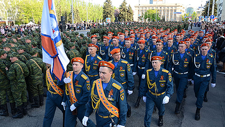Desfile de tropas rebeldes en Donetsk, en mayo de 2015 [Wikipedia]