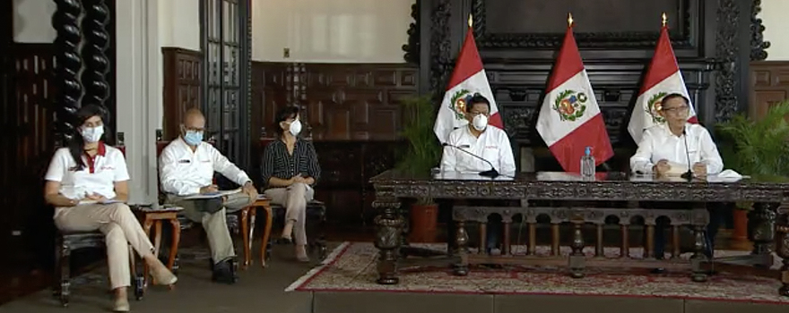 Conferencia del presidente peruano, Martín Vizcarra (d), en presencia de la titular de Economía, María Antonieta Alva (i) [Gob. del Perú]