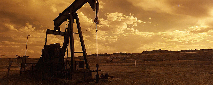 Estructura de bombeo en un campo de petróleo de esquisto [Pixabay]