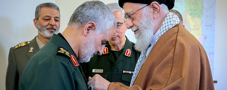Qasem Soleimani recibe una condecoración de manos del Líder Supremo iraní, Ali Khamenei, a comienzos de 2019 [Oficina de Khamenei]
