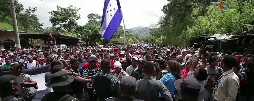 Migrantes hondureños retenidos por la guardia fronteriza de Guatemala, en octubre de 2018 [Wikimedia Commons]