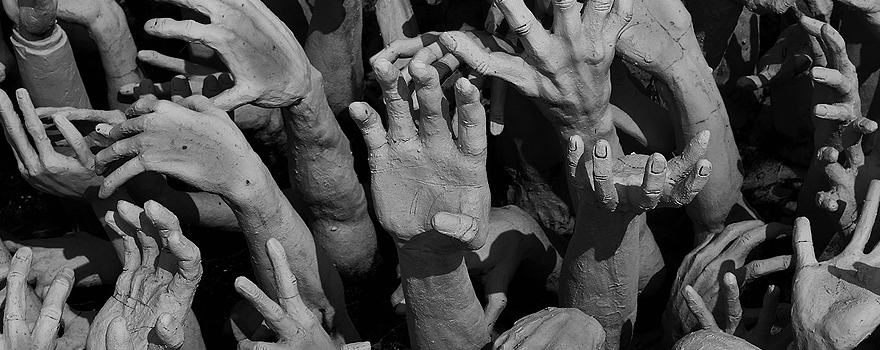 Escultura budista 'Manos desde el infierno', del Templo Blanco de Watrongkhun, en Tailandia Escultura budista 'Manos desde el infierno', del Templo Blanco de Watrongkhun, en Tailandia
