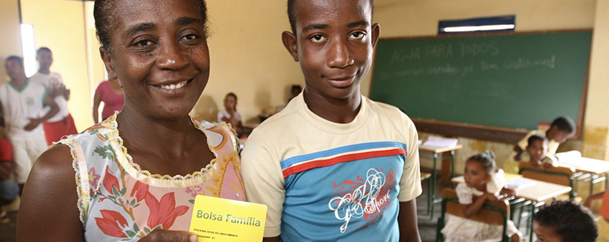 Beneficiarios de Bolsa Família de Brasil, uno de los pioneros programas de transferencias monetarias condicionadas [Gob. de Brasil]