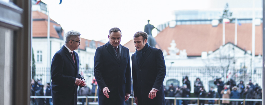 Macron con el presidente y el primer ministro polacos durante su visita a Varsovia de febrero de 2020 [Palacio del Elíseo]