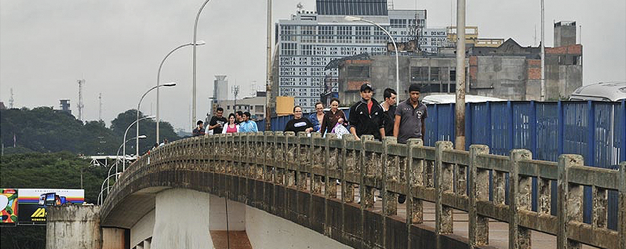 Puente de la Amistad, que une la población paraguaya de Ciudad del Este con la brasileña Foz de Iguazú [BienvenidoaParaguay.com]