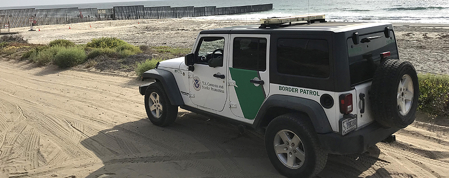 US border patrol vehicle near the fence with Mexico [Wikimedia Commons]