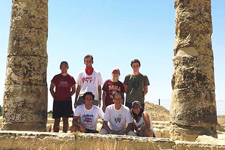 Imagen del primer grupo de alumnos de la Universidad de Navarra que ha participado en la campaña de excavaciones