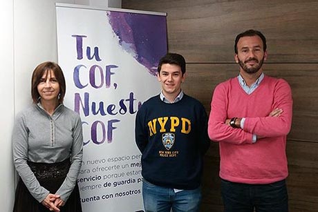 Nuestro alumno Diego Hernández junto a su tutora de prácticas, la profesora Mª Mar Larraza, y el gerente del COFNA, Jon San Julián.