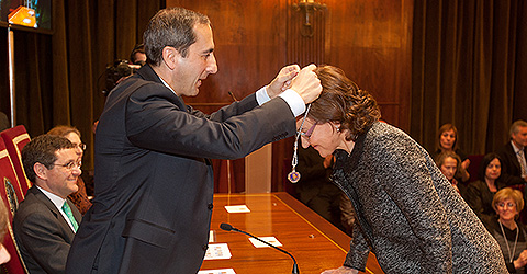 Leticia Bañares recibiendo la Medalla de Plata de la Universidad de manos del rector Alfonso Sánchez-Tabernero