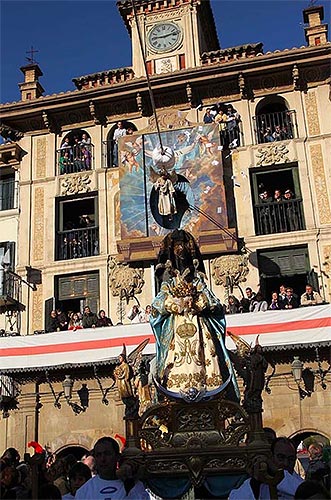 Detalle del paso procesional de la Virgen y el ángel descendiendo para quitarle el velo