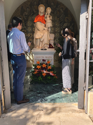 Ofrenda floral con los graduados de la Facultad