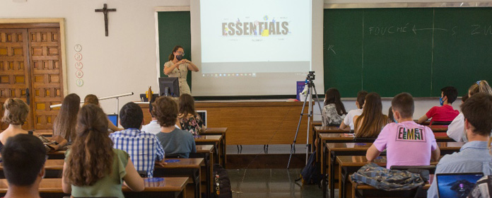 Tina Monson, subdirectora de Desarrollo de negocio de Career Services, presentó el programa simultáneamente en otro aula. Foto: Manuel Castells