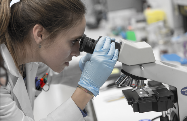 Alumna en el laboratorio