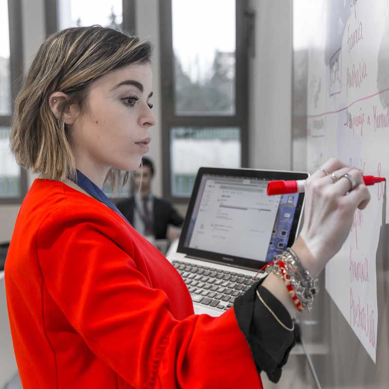 Alumna en un seminario del Edificio Amigos