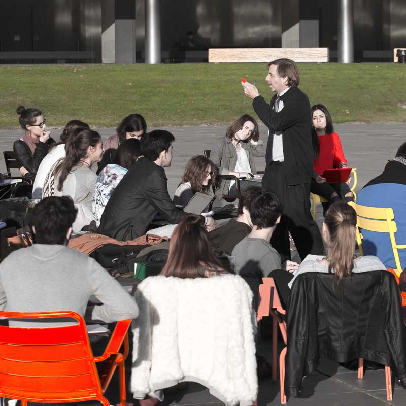 Alumnos en clase con el profesor Xavier Bringué