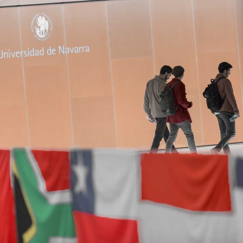 Alumnos en el Edificio Amigos del campus de Pamplona