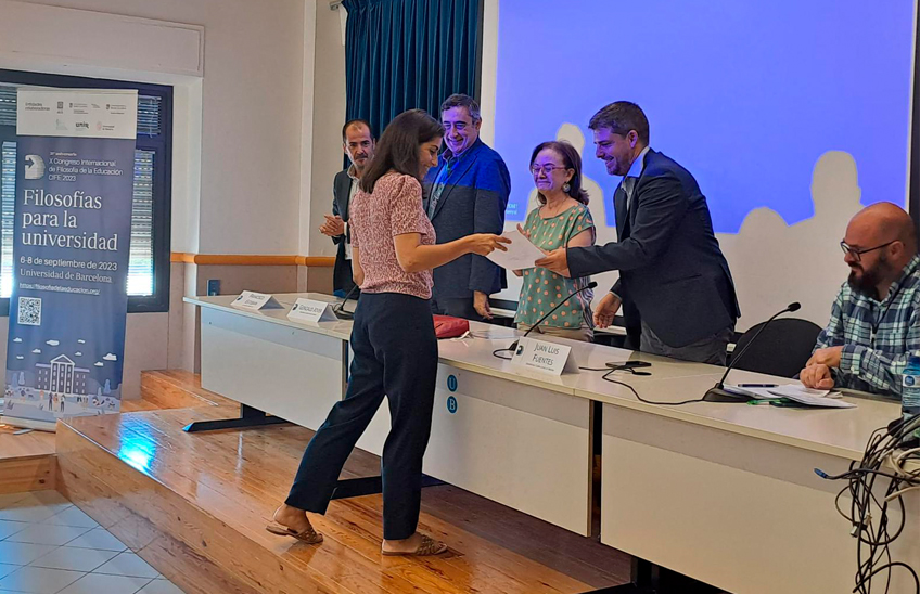 Cristina Ugarte recogiendo el Premio Francisco Altarejos