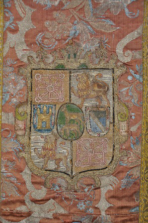 Detalle de la casulla con escudo de Luis Cervantes Enríquez de Navarra