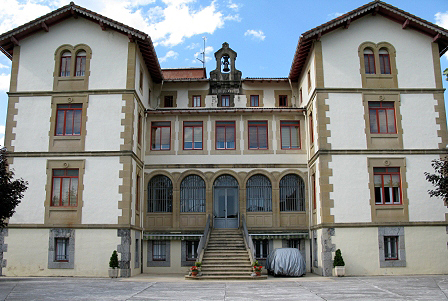 Alcoz. Fachada principal del edificio. Año 2012