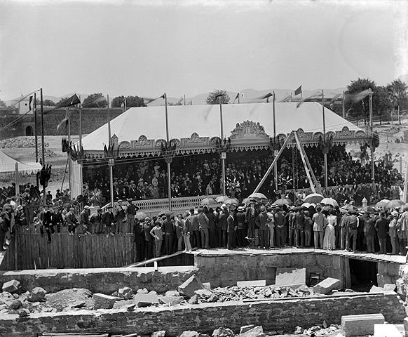 Acto oficial de la colocación de la primera piedra del Palacio de la Audiencia de Pamplona el 13 de julio de 1890 (Museo de Navarra).