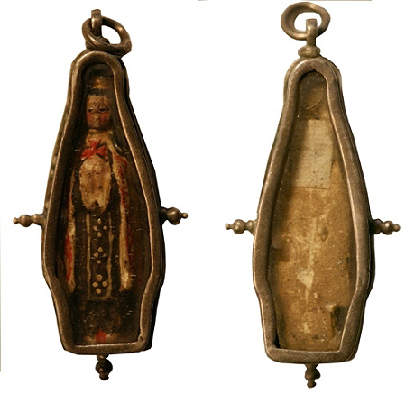 Estuche relicario con monja coronada. Anverso y reverso. Siglo XVIII. Pamplona. Catedral.