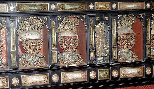 Detalle del armario relicario de la Sala Capitular de Recoletas con los relicarios adornados con bordados y perlas