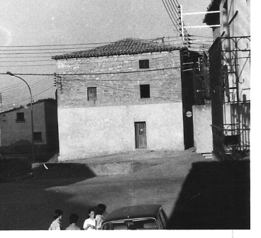 Casa del Santo Hospital antes de su demolición.  Fotografía y dibujo del autor