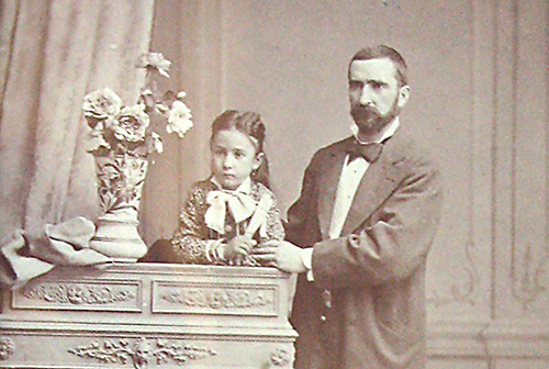 Gregorio Garjón y su hija Evarista hacia 1876